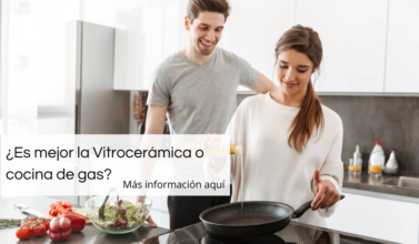 Pareja hablando cocinando en una vitrocerámica