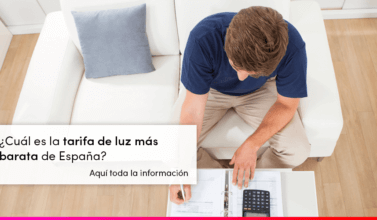 Hombre estudiando cual es la tarifa de luz más barata