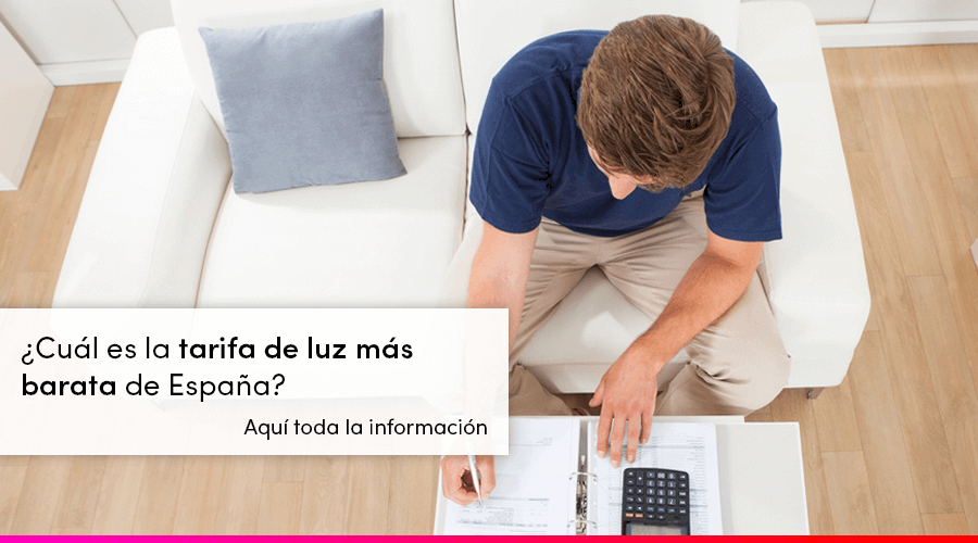 Hombre estudiando cual es la tarifa de luz más barata